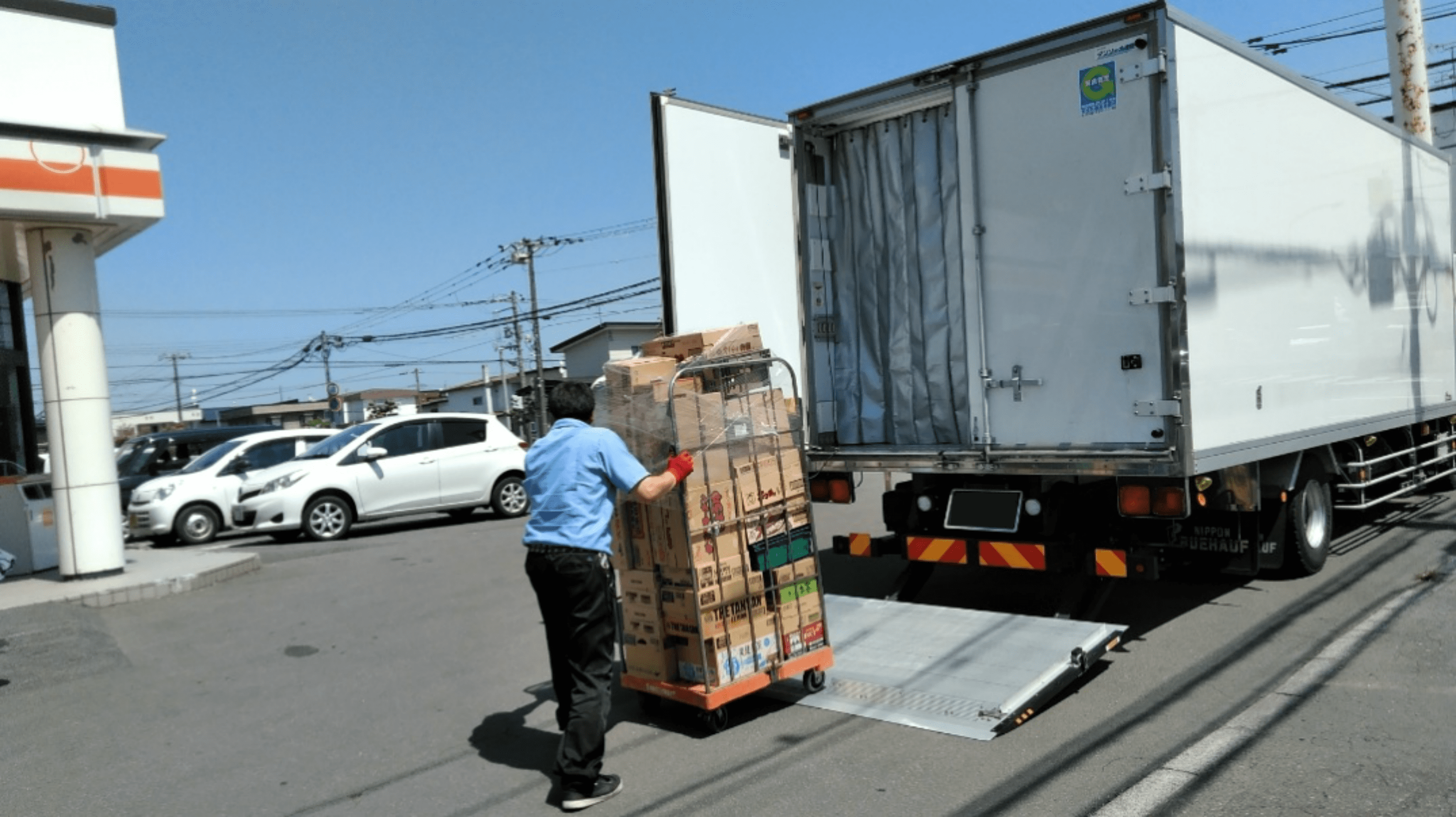 「毎度様です！」明るく挨拶。配達先に商品を大切に搬入します。